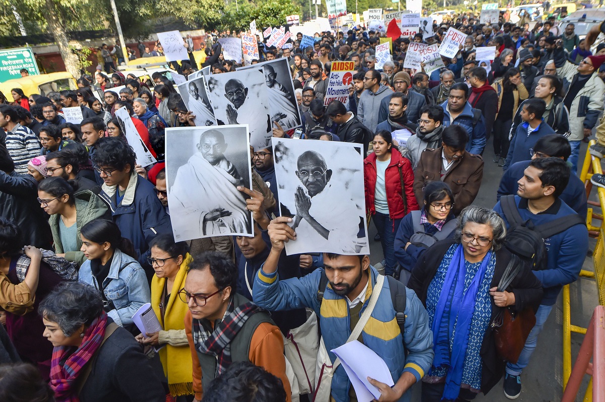 JNU students marching towards Rashtrapati Bhavan, detained by police; Govt says VC's removal no solution