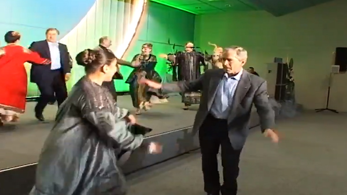 Vladimir Putin, George W Bush dance to Russian folk song | Watch video | World News โ India TV Vladimir Putin, George W Bush dance to Russian folk song | Watch video | World News โ India TV