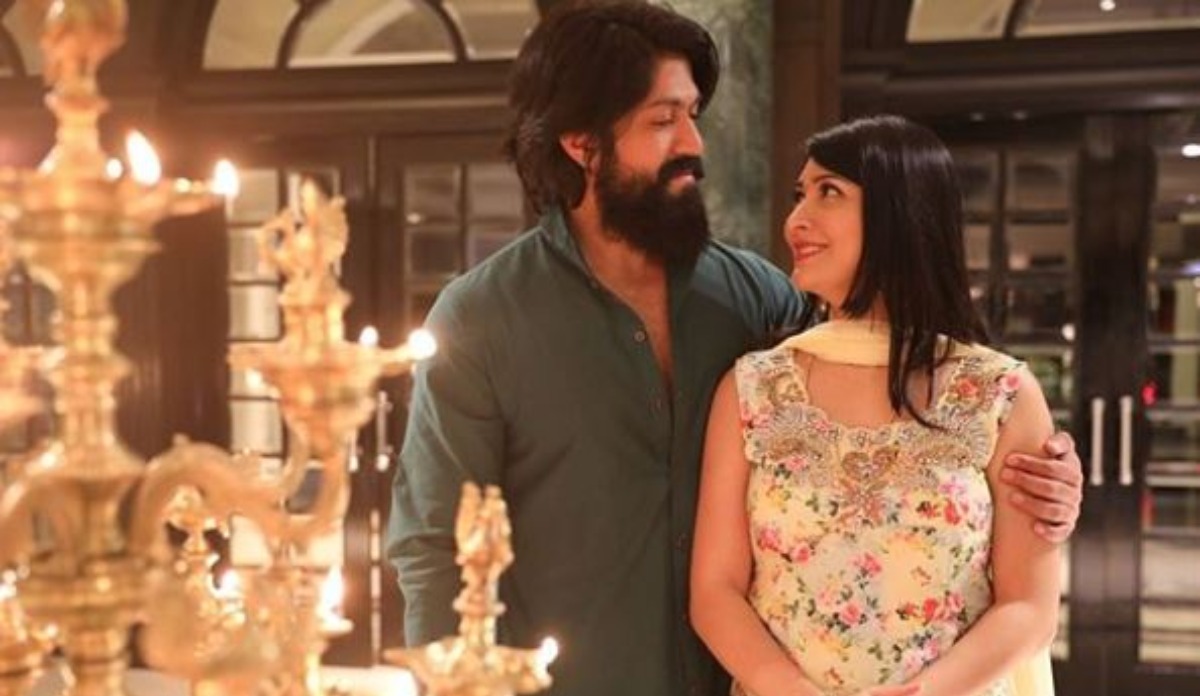 1200px x 696px - KGF star Yash's romantic dance with wife Radhika Pandit on Ashiqui 2 song  is all hearts. Watch video | Celebrities News â€“ India TV