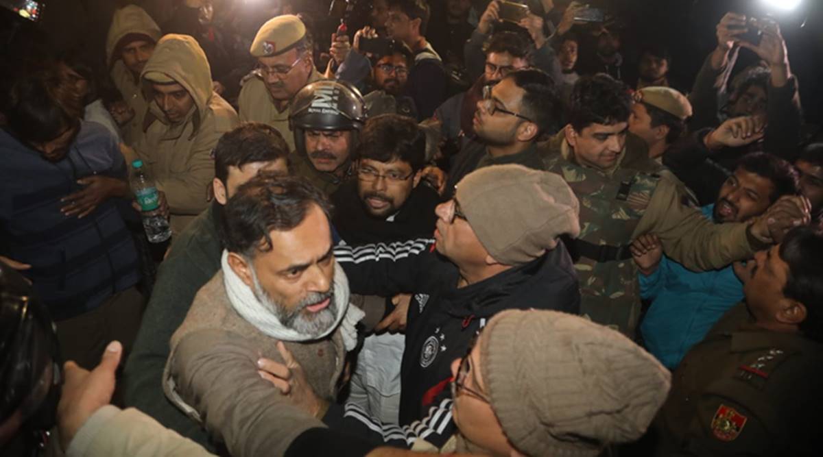 Swaraj Abhiyan Chief Yogendra Yadav manhandled outside JNU | WATCH