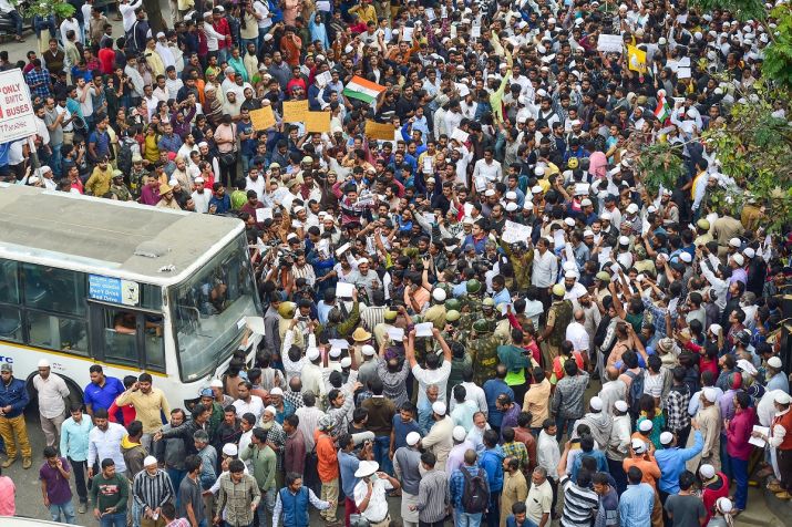 4 cops hurt as anti-CAA protest turns violent in Chennai | India News ...