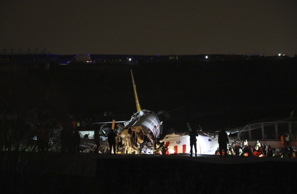 Video shows plane carrying 177 crashing in Istanbul, breaking into pieces