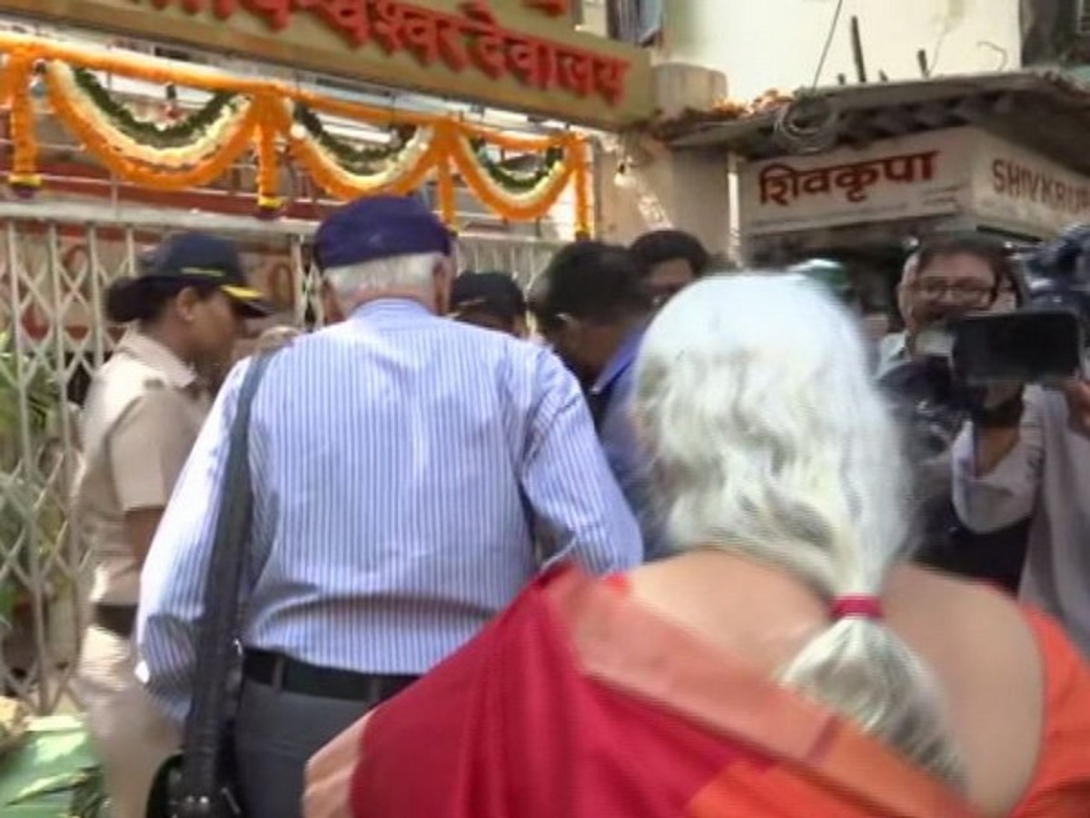 Mahashivratri: Kulbhushan Jadhav's parents offer prayers at Mumbai's Kashi Vishveshwar Mandir