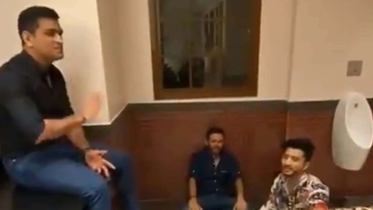 MS Dhoni was seen enjoying a singing session alongisde Piyush Chawla and Parthiv Patel. ms dhoni, parthiv patel, piyush chawla, ms dhoni singing, ms dhoni sing, ms dhoni future, ms dhoni r