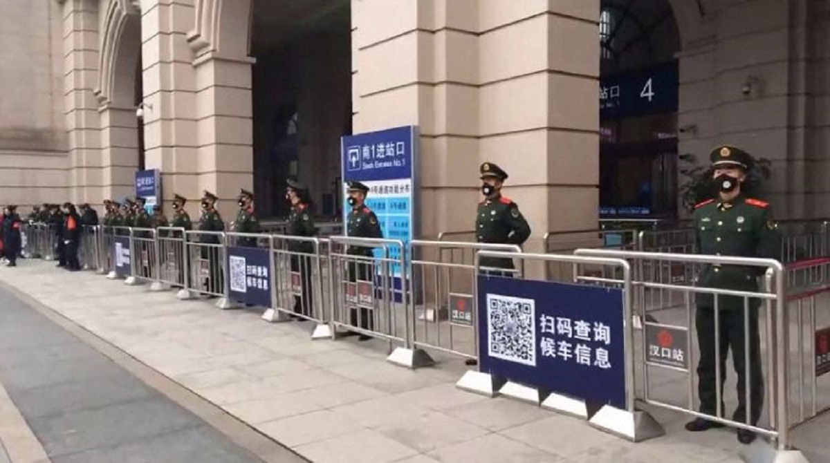 Çin paramiliter polisi, 23 Ocak'ta Çin'in merkezindeki Hubei Eyaletindeki Wuhan'daki kapalı Hankou Tren İstasyonu'nun önünde nöbet tutuyor