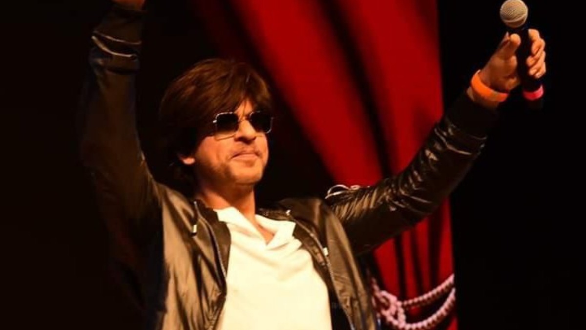 Shah Rukh Khan reaches 40 million mark on Twitter, fans call him 'perfect binding force for SRKians'