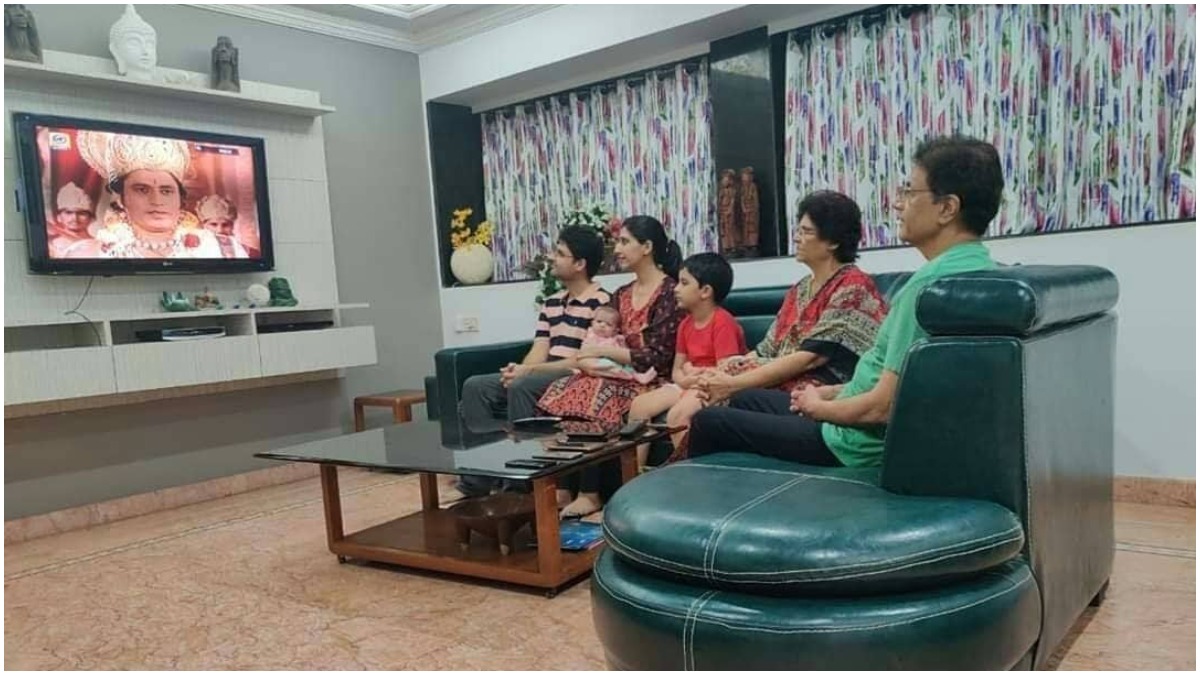 The whole family watched Ramayana on TV with folded hands - हाथ जोड़कर पूरे  परिवार ने टीवी पर देखी रामायण, शाहजहांपुर न्यूज