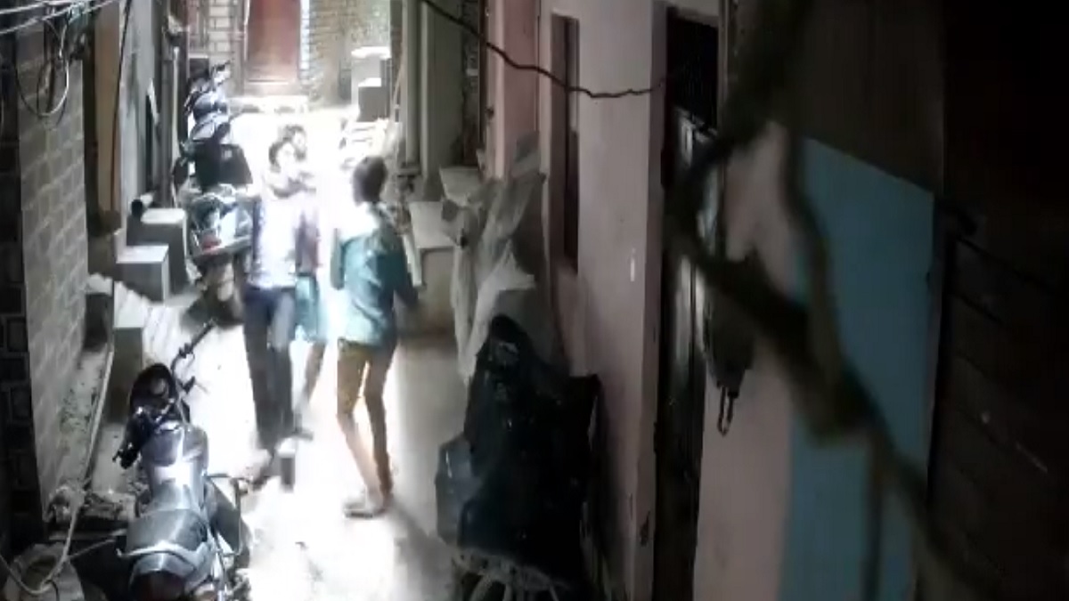 Gang of two loot man at empty street in Delhi amid lockdown watch video ...