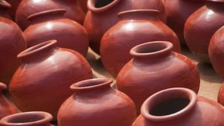 Vastu Tips: Keeping earthen pot filled with water in the north direction  brings positivity and good health – India TV