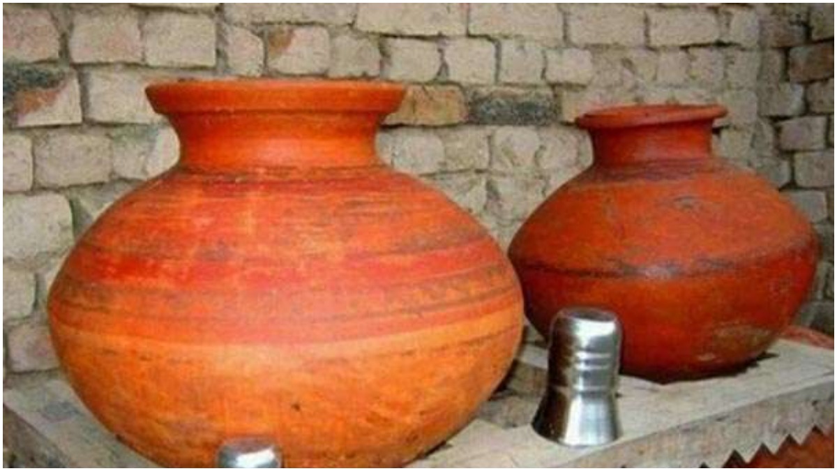 Vastu Tips: Keeping earthen pot filled with water in the north direction  brings positivity and good health – India TV