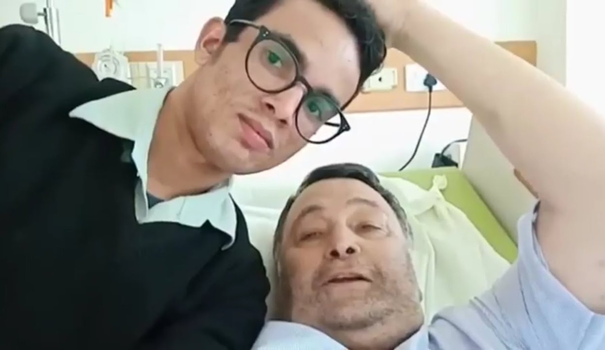 Viral video: Rishi Kapoor blesses health worker after he sings 'Deewana' song for him