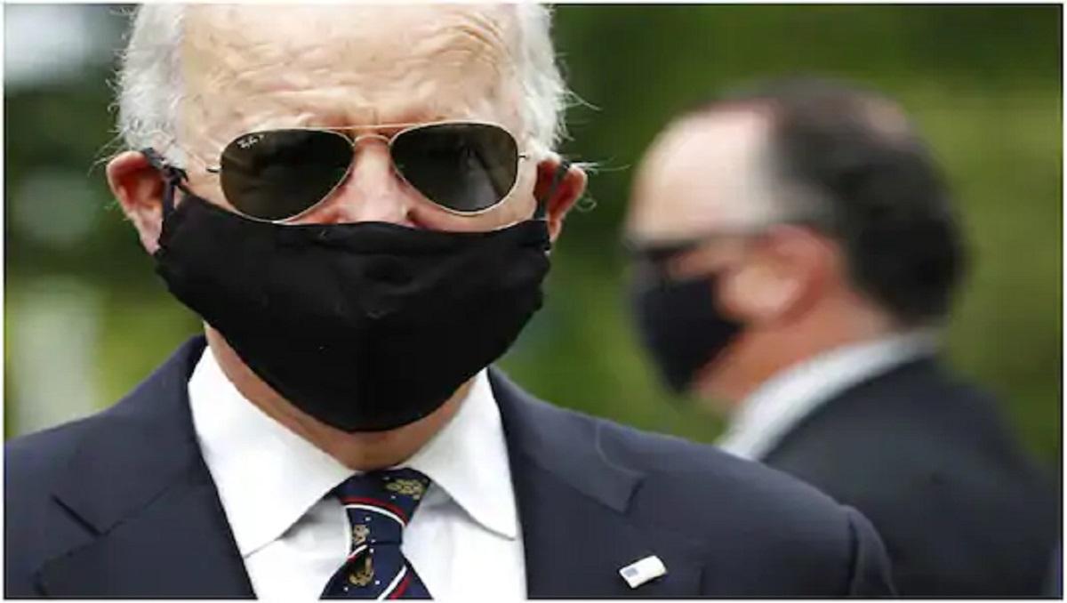 Biden calls Trump a 'fool' for mocking masks during pandemic World(02)