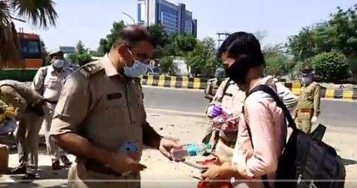 GautamBuddha Nagar police distribute food, water to people amid lockdown | Video Gautambudh Nagar police distribute food, water to people amid lockdown | Video