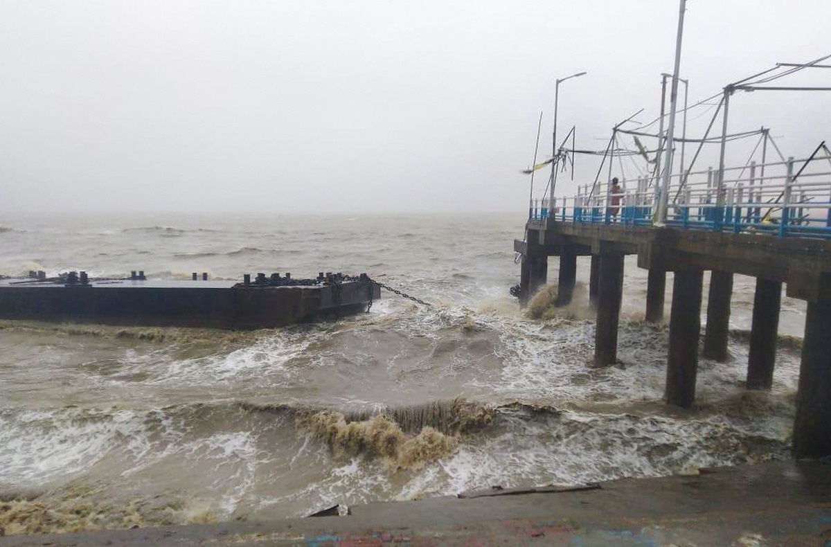 Cyclone 'Amphan' batters West Bengal, Odisha as 6.5 lakh evacuated, 3 dead