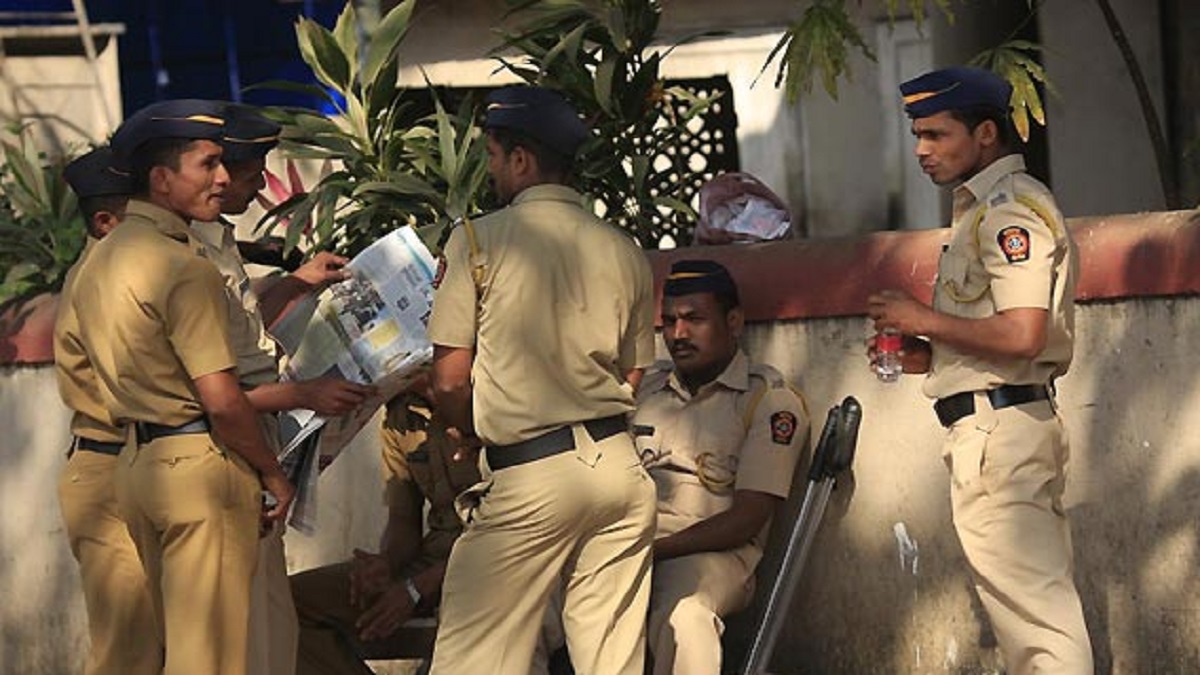 3 constables stationed outside Uddhav Thackeray's house Matoshree test ...