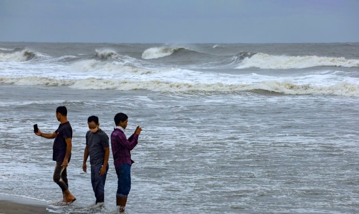 Cyclone Amphan: 1.4 million people evacuated in Bangladesh