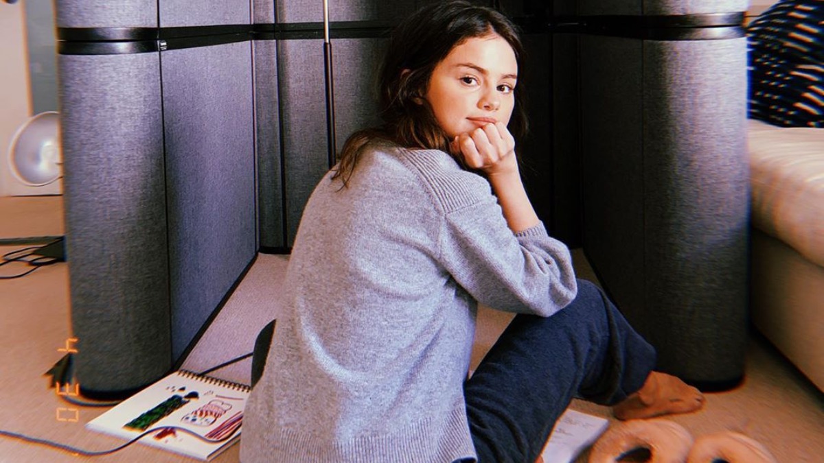 selena gomez barefoot