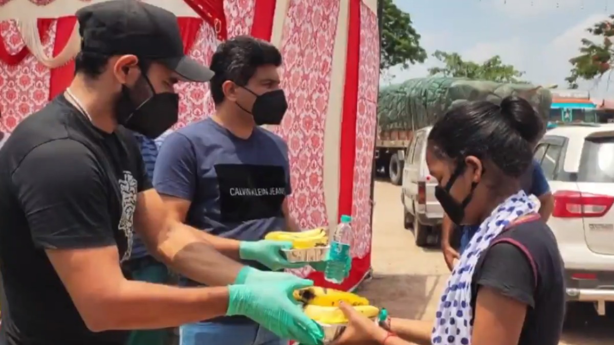 Mohammed Shami distributes food packets and masks on NH 24 in Uttar Pradesh, BCCI shares video | Cricket News – India TV