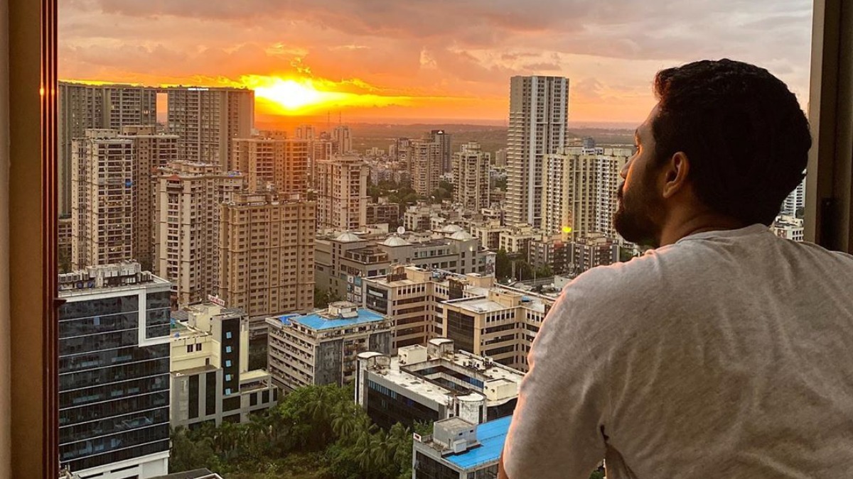 Akshay Kumar, Vicky Kaushal share sunset photos after Cyclone Nisarga