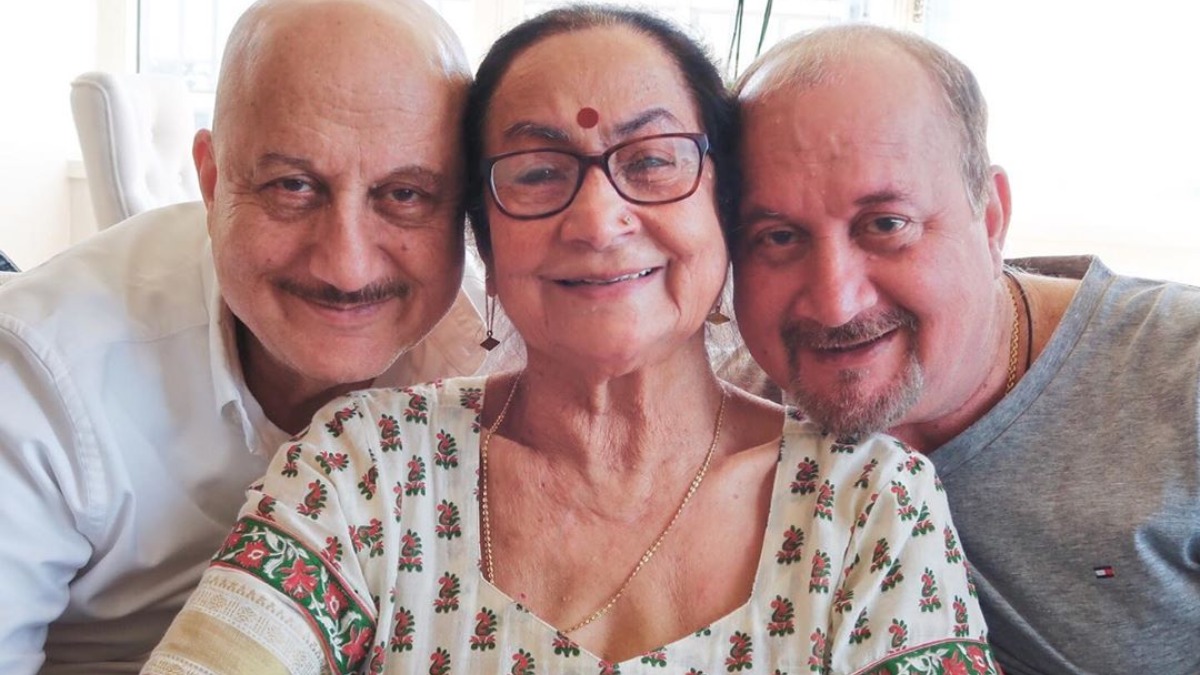 Anupam Kher shares health update of mother after testing COVID19 positive, BMC traces people in contact