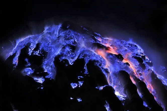 Vulkan in Indonesien bricht mit elektrisch blauer Lava aus