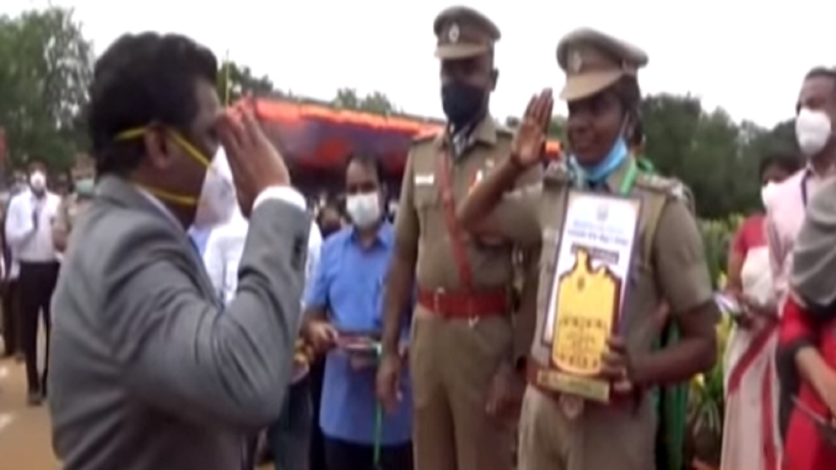 Hats Off Tamil Nadu Ias Officer S Salute To Lady Cop For Putting Duty Over Life Is Must Watch India News India Tv
