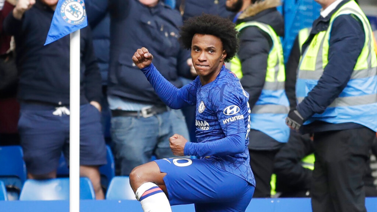 Arsenal sign Chelsea's Willian on three-year contract