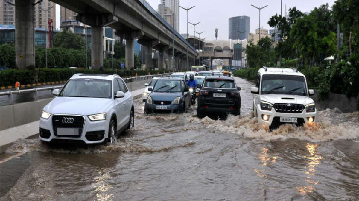 Severe waterlogging on Delhi-Jaipur Expressway, traffic chaos in Delhi-NCR | Live Updates