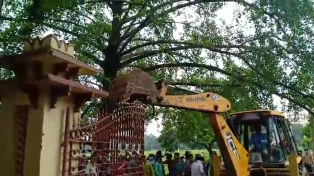 Locals bulldoze gate at Visva-Bharati, Santiniketan protesting construction of wall in Pousha Mela ground