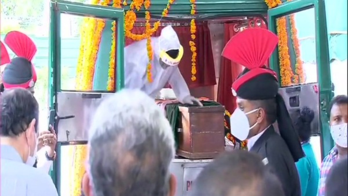Pranab Mukherjee's mortal remains arrives in van instead of gun carriage amid COVID pandemic