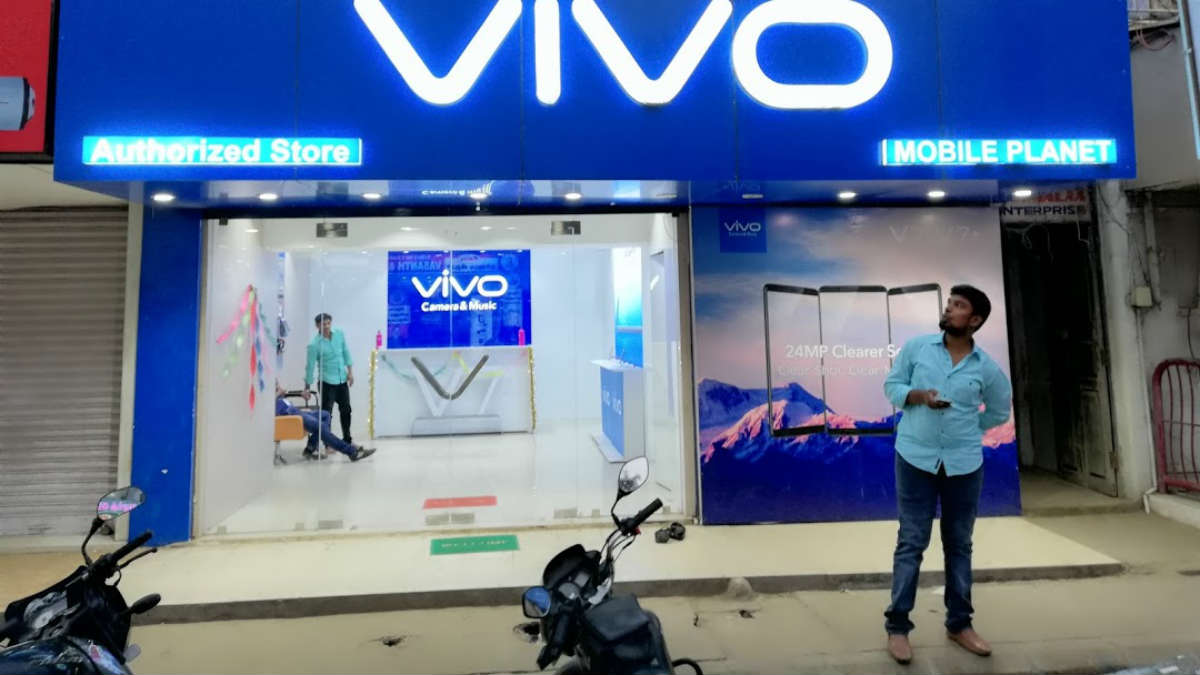 Vivo working on a phone with colour-changing rear glass