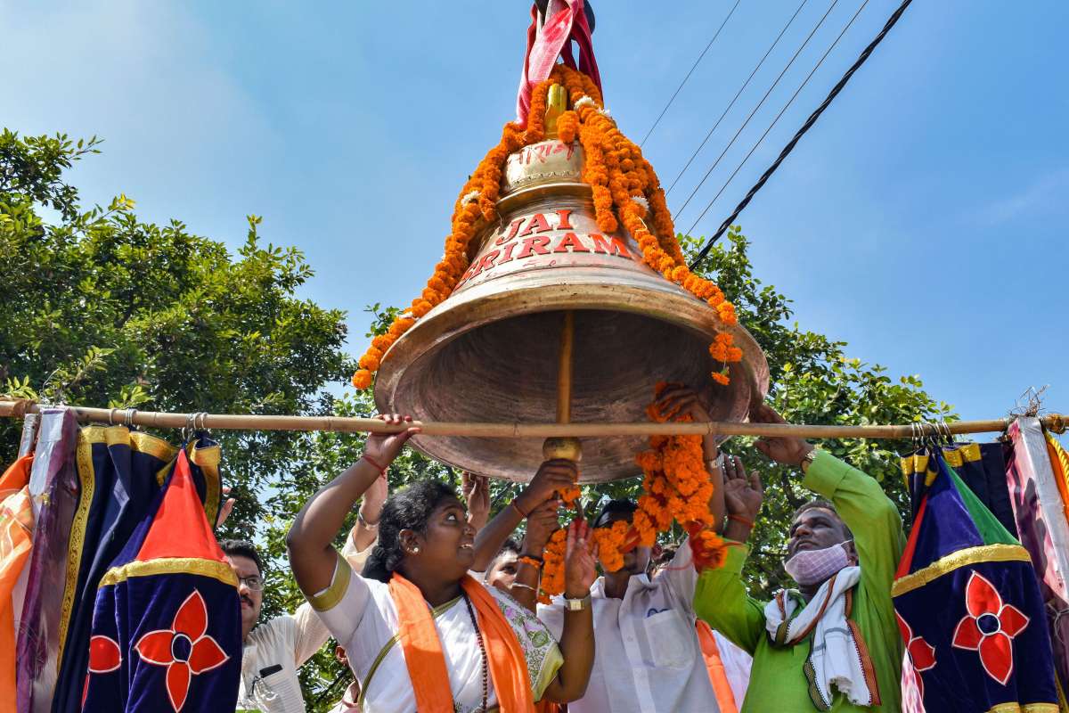 అయోధ్యకు చేరుకున్న భారీ గంట