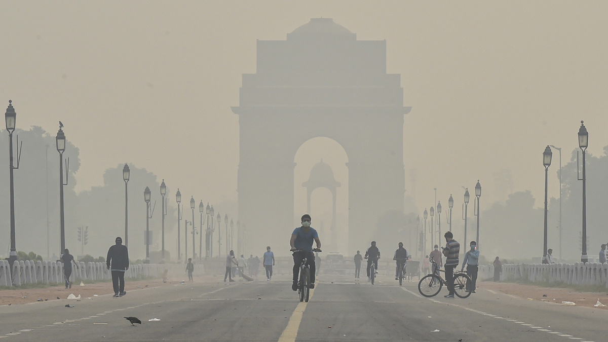 'Moderate fog' in Delhi as mercury dips below 10 deg C, air quality 'very poor'