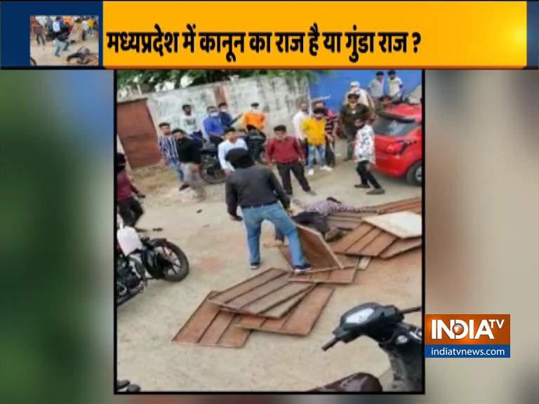 Horrific Video: Autorickshaw driver thrashed with iron plates for hitting women's vehicle in MP's Jabalpur