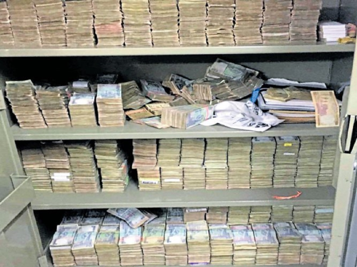 Income Tax Raids Hawala Operatives Rs 62 Crore Cash Seized India Tv 9505