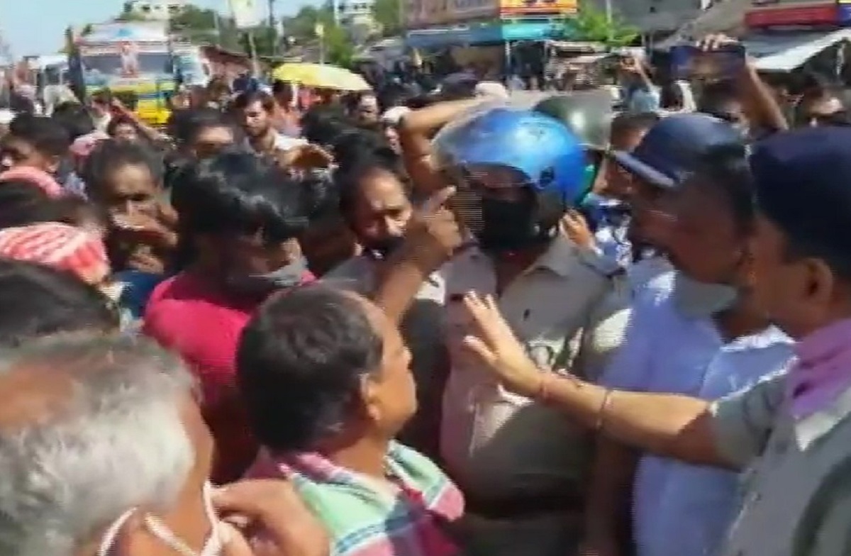 Bengal: Workers protest against sudden shutdown of jute mill in Titagarh