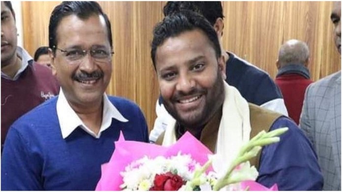 Aam Aadmi Party MLA Kuldeep Kumar with Arvind Kejriwal. He has been booked under the Epidemic Act.&nbsp;