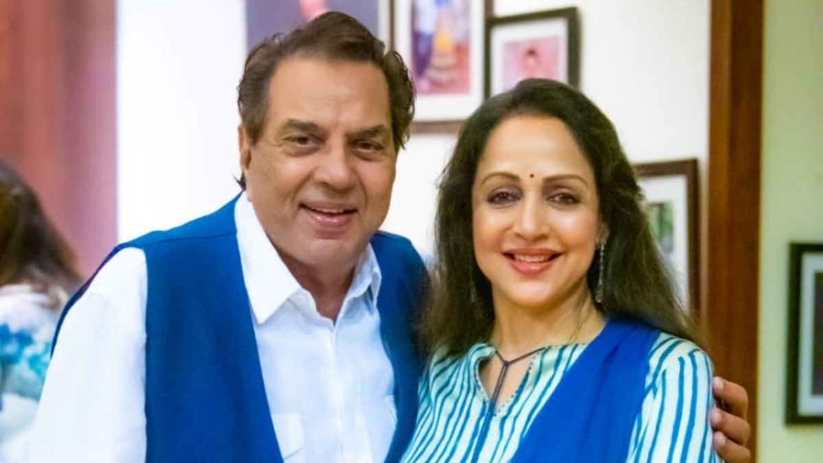 Hema Malini treated fans with new pictures of her with her husband, actor Dharmendra.
&nbsp;