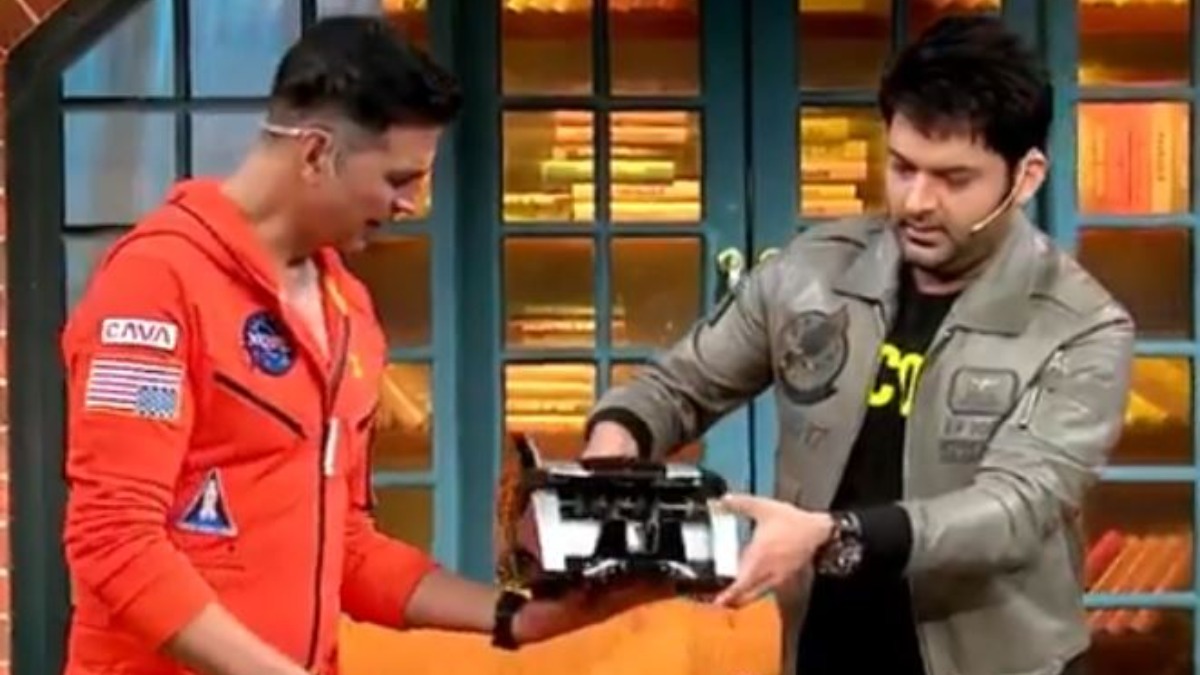 Kapil Sharma gifts Akshay Kumar money-counting machine, actor's reaction leaves him speechless