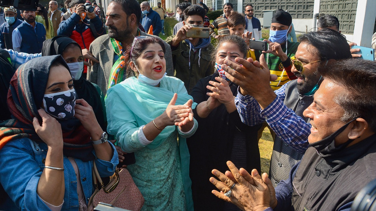 J&K Accession Day: BJP celebrates with Tiranga rallies, raise slogans outside Mehbooba, Farooq's homes