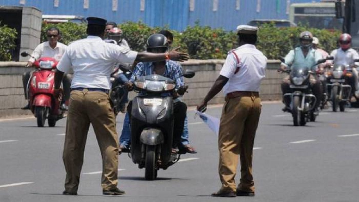 Mumbai woman beats traffic cop not wearing helmet watch video caught on ...