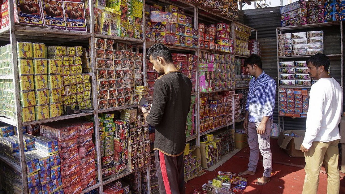 Firecracker traders urge Delhi govt to clarify policy over ban