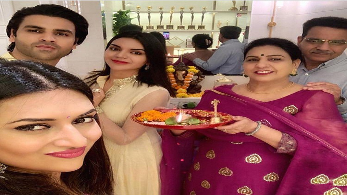 Achieving perfect family pictures can be really challenging, says Divyanka Tripathi