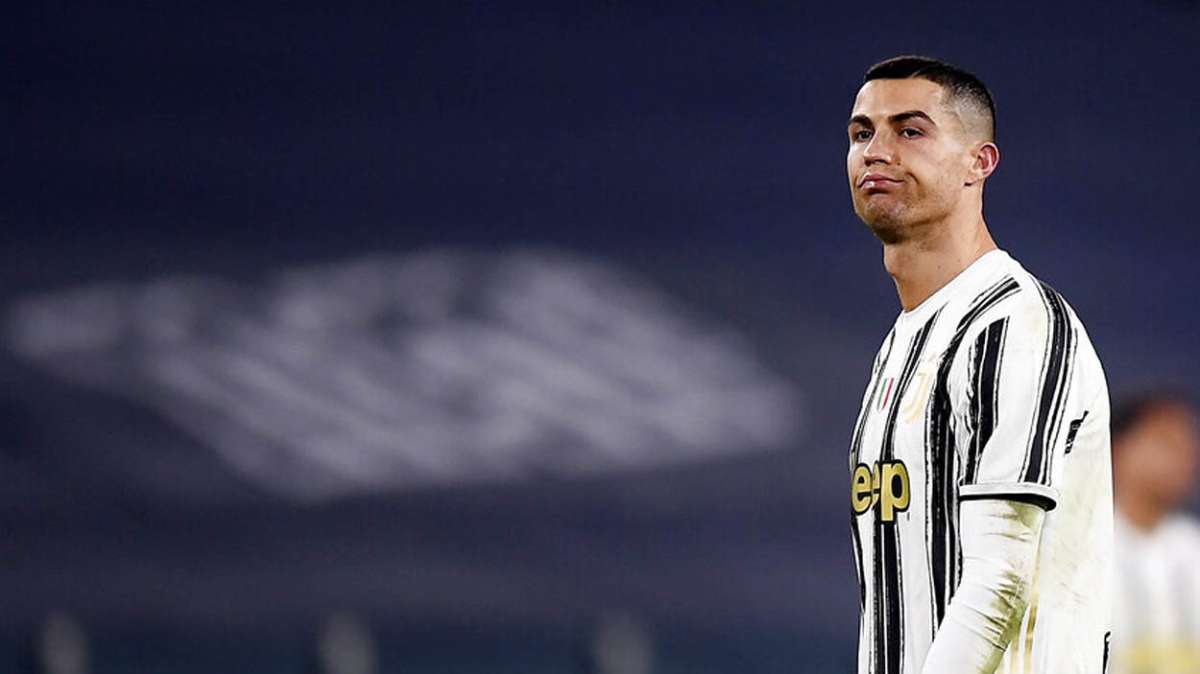 The relegation-threatened Fiorentina defeated Juventus 3-0, as the Bianconeri fall seven points off the top of the table.