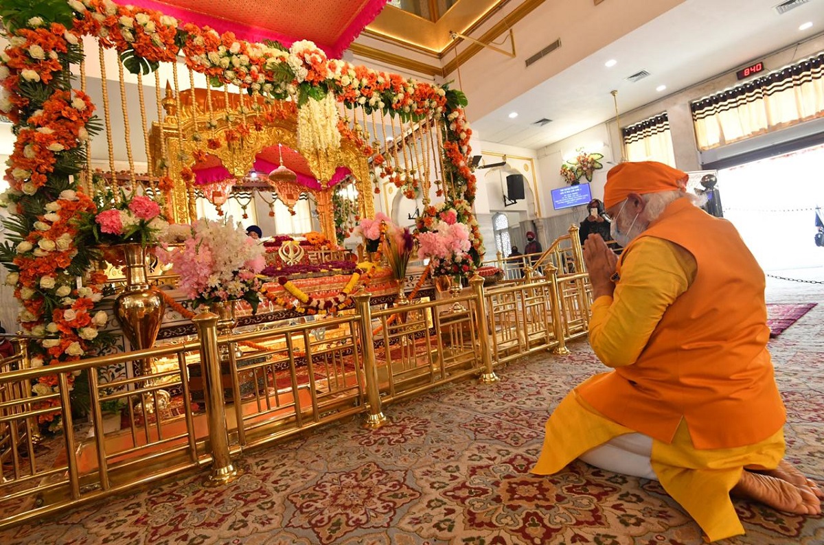 PM Modi pays tribute to Guru Tegh Bahadur in surprise visit to Delhi's Gurudwara Rakabganj