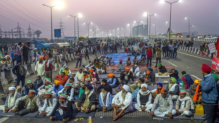 Folk songs motivate farmers at Ghazipur border