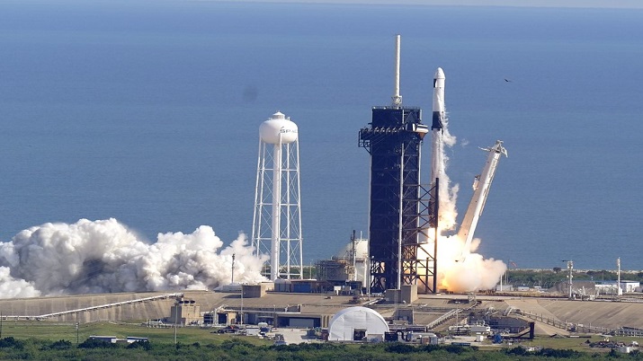 Double Dragons: SpaceX launches space station supplies