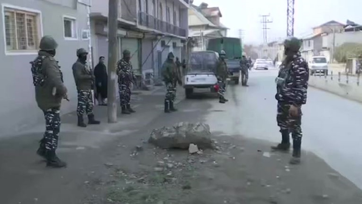 Terrorists attack joint party of CRPF-police in J&K's Srinagar; Cop, civilian injured