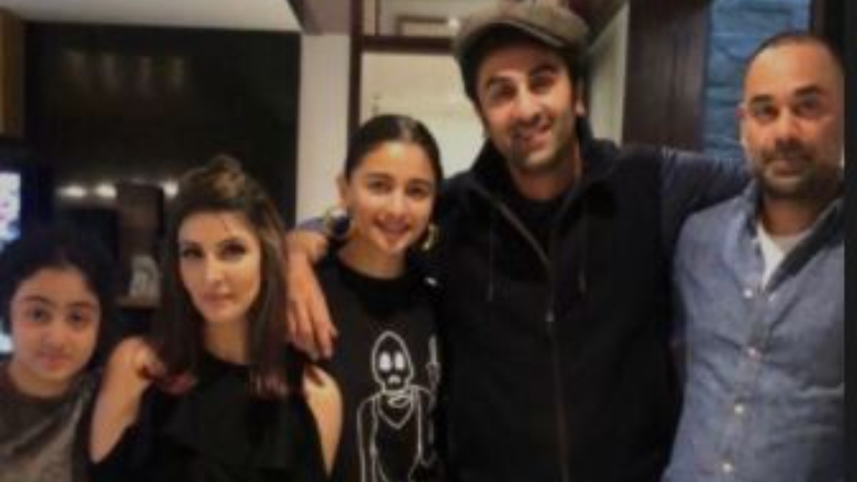 Alia Bhatt spends quality time with beau Ranbir Kapoor, his sister Riddhima & others | PIC