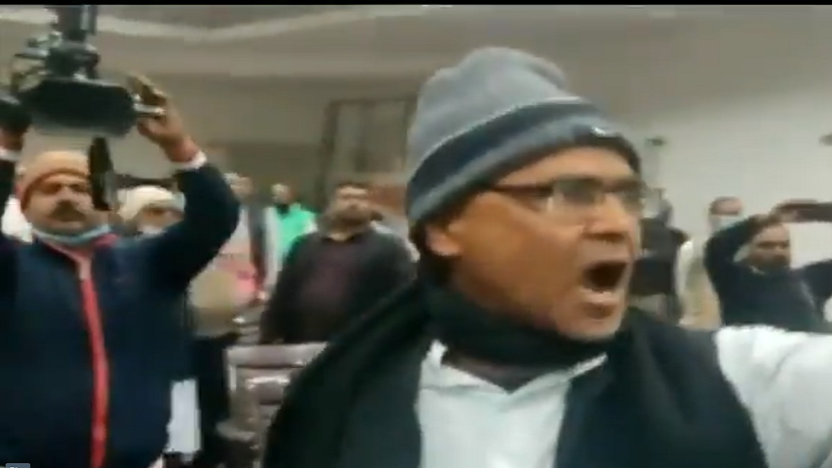 Bihar Congress meet turns ugly, party workers engage in fistfight | WATCH